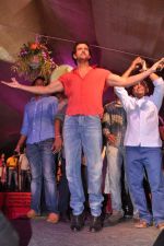 Hrithik Roshan at Pratap Sarnaik_s dahi handi in Thane Mumbai on 29th Aug 2013 (149).JPG